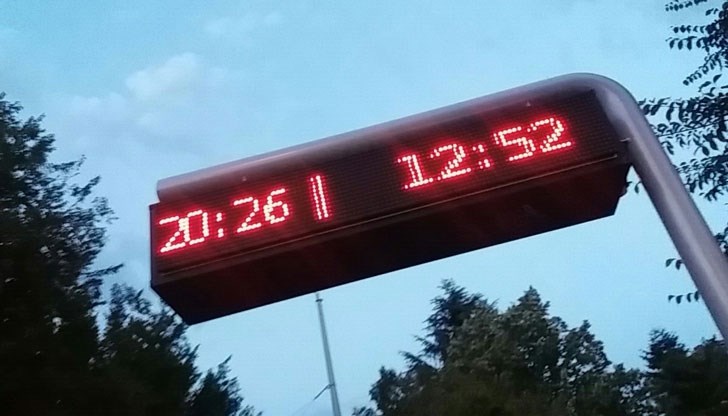 Два дни подред това табло не работеше, а сега като светна, взе да показва с часове назад кога ще дойде дадената линия автобус или тролей
