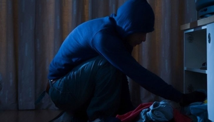 От жилището са взети златни накити за 1200 лева От жилището са взети златни накити за 1200 лева