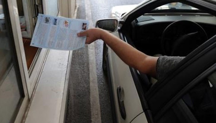 Дават на всеки влизащ в страната листовка с всичката необходима информация - глоби, винетки, колани, забрани и ограничения