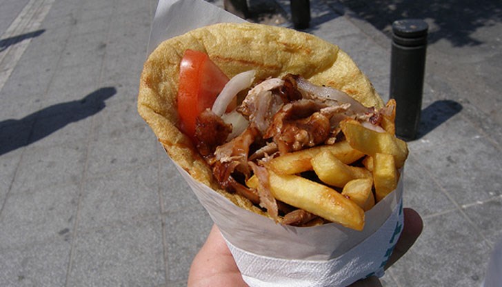 По морето вземат 4.50 лева за кетчуп, горчица и майонеза върху дюнера...