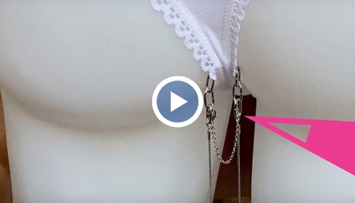 Аксесоарът трябва да се постави на бикините и да виси между краката, докато дамите се разхождат