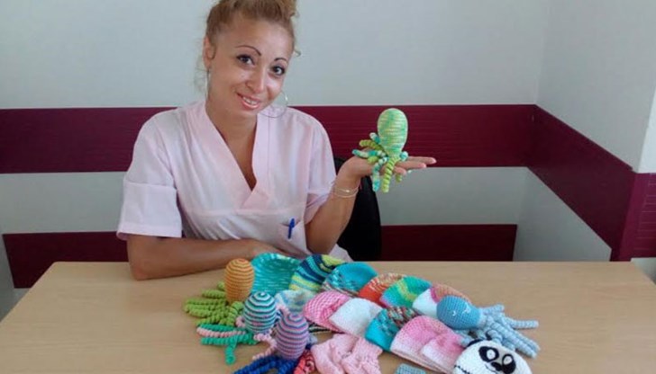 Фондация „Нашите недоносени деца“ дари ръчно изплетени октоподи, шапчици и терлички