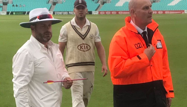 Стрела от арбалет падна на терена по време на мач