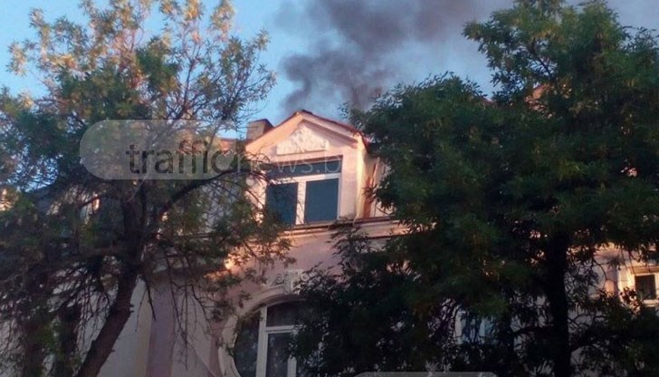 Покривът на старата къща близо до Джумаята се е запалил