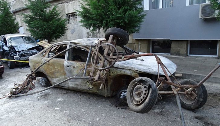 Колата е изгоряла напълно, а от каруцата са останали само трески