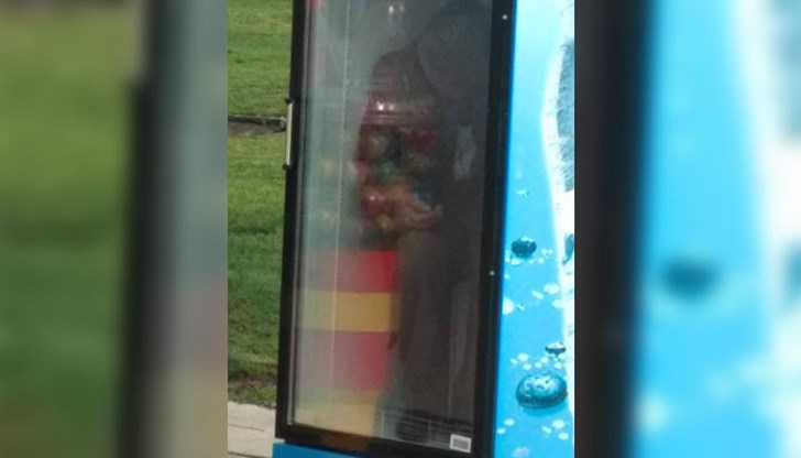 Мъж поспа в хладилна витрина! Мъж поспа в хладилна витрина!