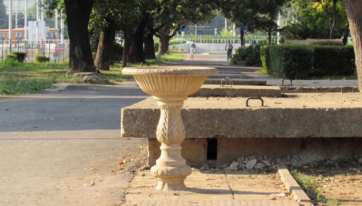 Най-бруталното посегателство върху обществената чешма до МВР Русе бе в края на юли, когато корпусът бе ритан, съборен и изкъртен от основи Най-бруталното посегателство върху обществената чешма до МВР Русе бе в края на юли, когато корпусът бе ритан, съборен и изкъртен от основи