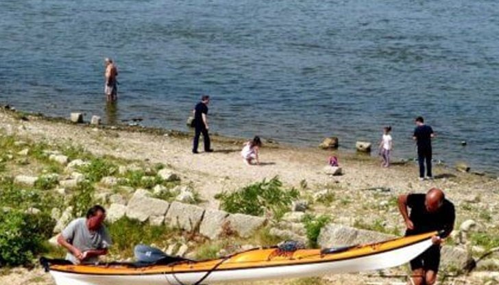 Първите лодки пристигнаха малко след 11 часа