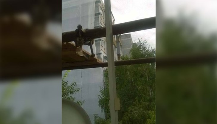 Санирането приключи, а вече 4 месеца скелето стои...