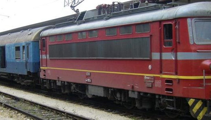 Над час и половина пътници са блокрани в бързия влак за Свиленград