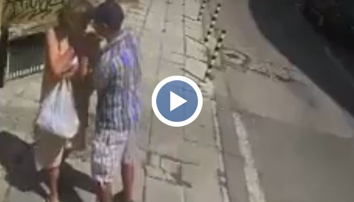 На кадрите се вижда как изверга напада, блъска и ограбва възрастна жена