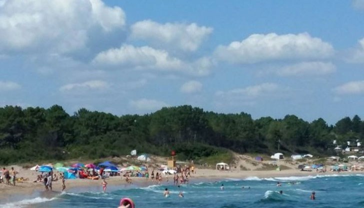 Според хората на плажа обаче районът дори не е отцепен