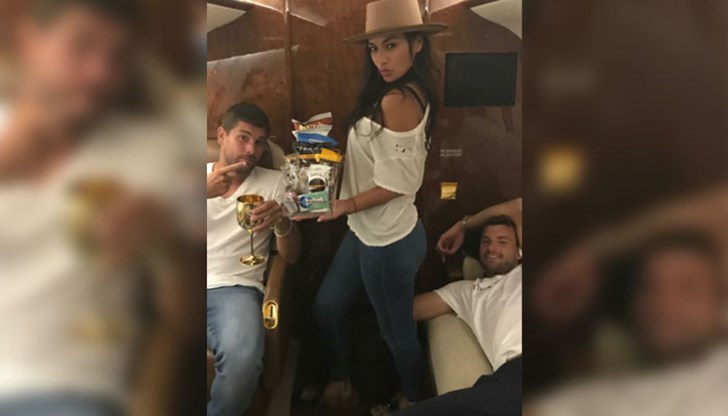 Попдивата се превърна в "стюардеса" Попдивата се превърна в "стюардеса"