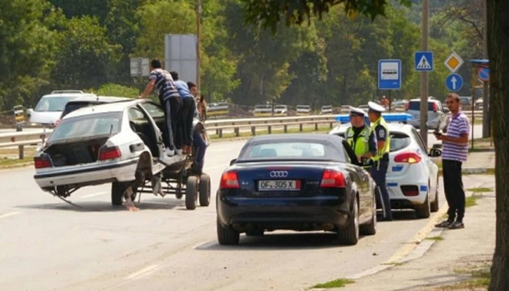 Полицаи наблюдават с абсолютно безразличие каруца, с натоварена върху нея кола