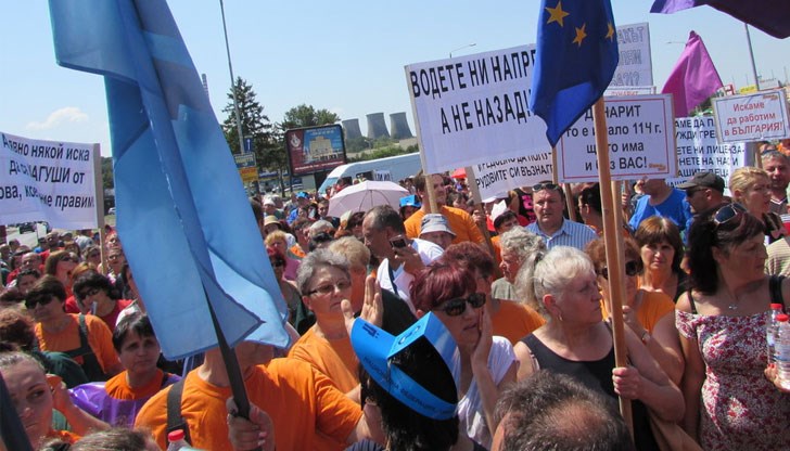 За да се срещне с протестиращите, в Русе пристигна министърът на икономиката Емил Караниколов