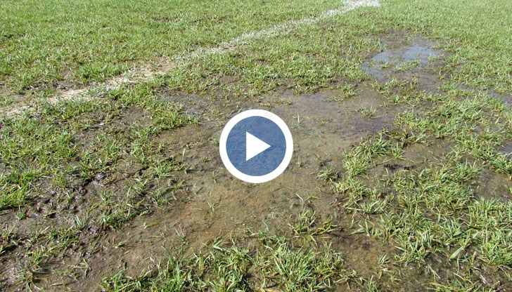 Теренът, на който футболистите от Дунав играят домакинските си мачове от Първа лига, е в повече от трагично състояние