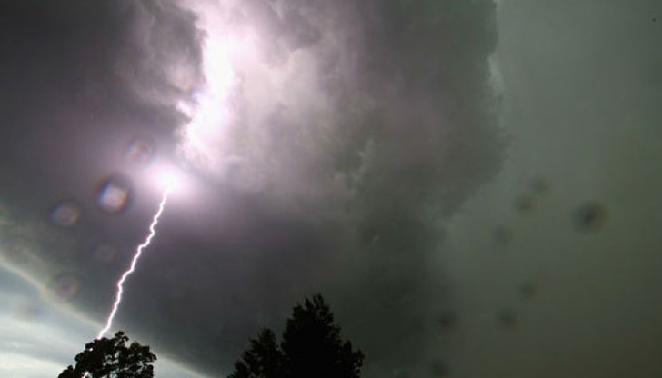 Мълнията е ударила дърво, което пада върху палатка с деца Мълнията е ударила дърво, което пада върху палатка с деца