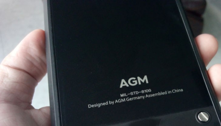 Телефонът е снабден с технология, която позволява двойната му предна камера да проследява и да анализира съдържанието на летливи органични съединения във въздуха