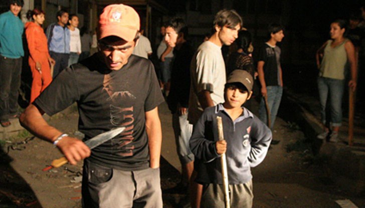 Ромите ги нападнали, а най-агресивният крещял: "Махайте се оттук, искате ли да стане като в Асеновград! Ромите ги нападнали, а най-агресивният крещял: "Махайте се оттук, искате ли да стане като в Асеновград!