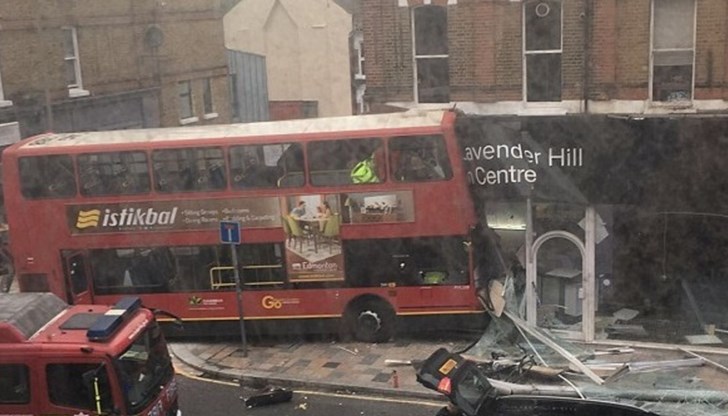 Пътниците на горния етаж в двуетажния автобус се озоваха в капан