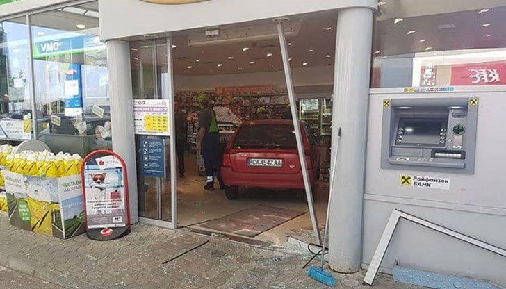 Според служителите на бензиностанцията на шофьора му е прилошало