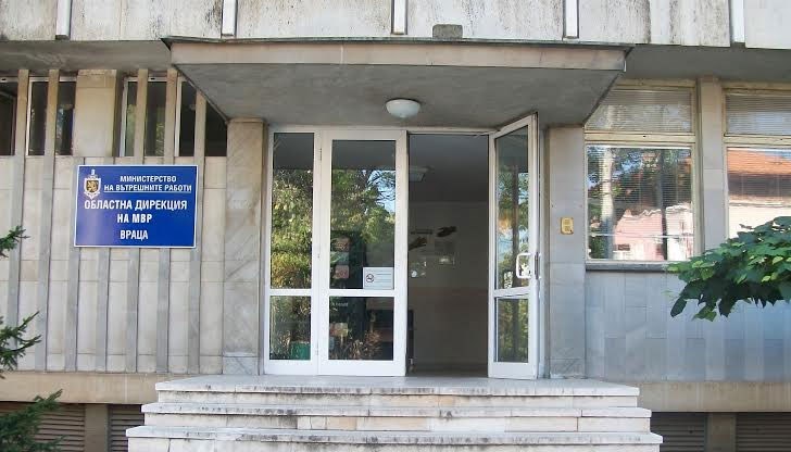 Старши разследващ полицай повалила своята подчинена и блъскала главата й в стената