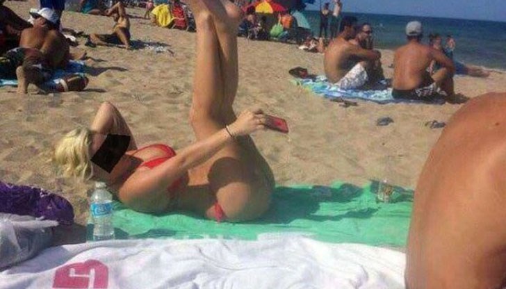 Блондинката е заела почти акробатична поза, за да самоснима прелестите си