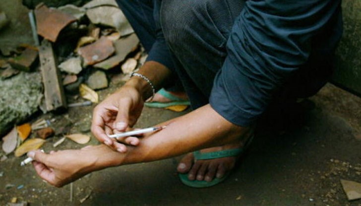 Живея в блок "Хъшове" и отстрани на блока има трансформатор, който е сборище на наркомани, а до него детска площадка Живея в блок "Хъшове" и отстрани на блока има трансформатор, който е сборище на наркомани, а до него детска площадка