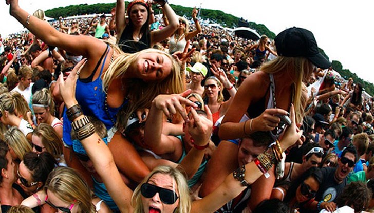 Жена остана заклещена в прегръдките на мъртвец