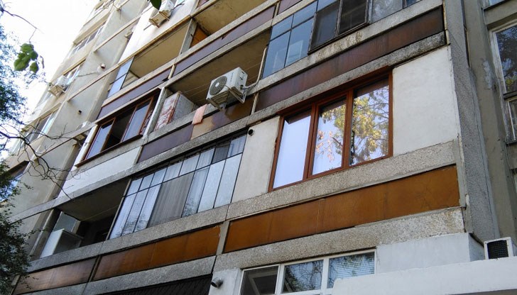 Мъжът почиствал терасата си, качен върху стълба, когато внезапно загубил равновесие и паднал