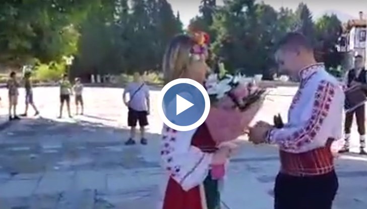 Музикант от града на розите направи изключително атрактивно предложение за брак