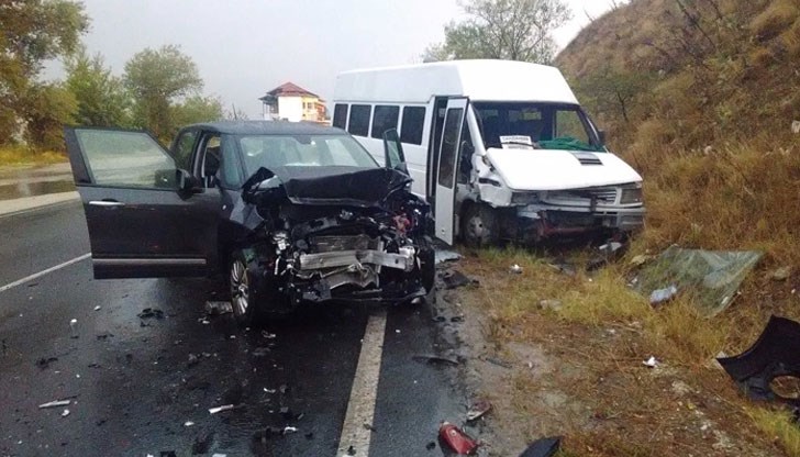 Тримата ранени са откарани в МБАЛ Сандански Тримата ранени са откарани в МБАЛ Сандански