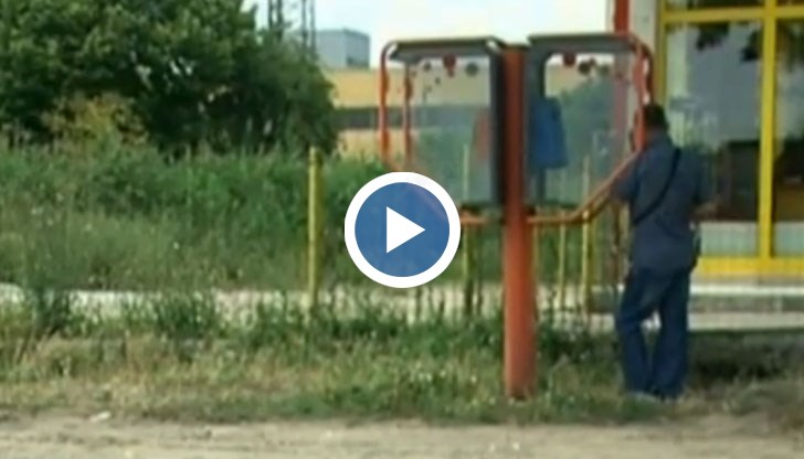 Мнимият посланик съвсем случайно попада на човек, чийто син живее в Италия