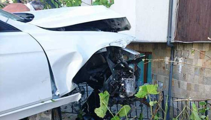 От удара от колата се е качила перпендикулярно на тротоара