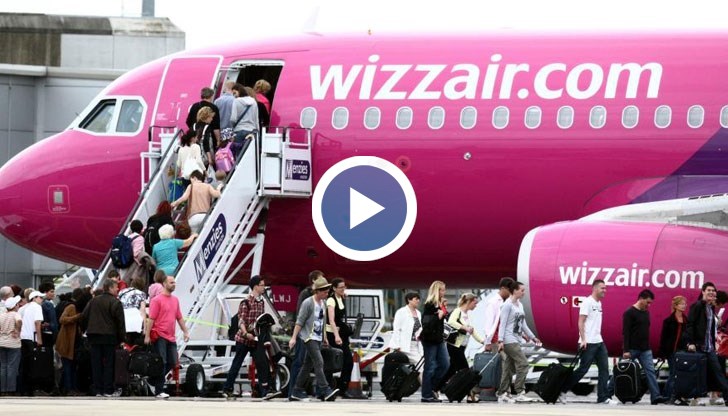 Не пускат на борда десетки пътници без обяснение, други направо ги свалят от самолета