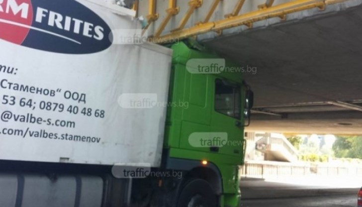 Шофьорът явно не е преценил габаритите на камиона