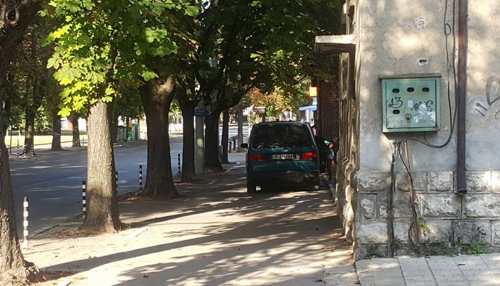 За да си осигурят комфорт, са изтръгнали колчетата на оградата по улицата