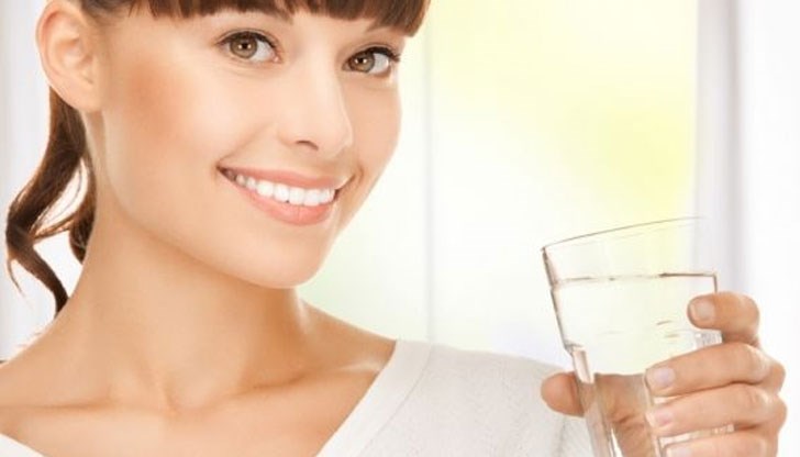 Когато става дума за питейна вода, грешката, която правят много жени, е че я заменят с безалкохолно, което не е правилно