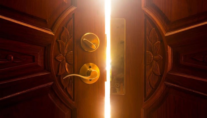 Мъж е затворен в стая с 2 врати-пред едната има гладен лъв, а пред другата убийствена светлина- как ще се спаси той Мъж е затворен в стая с 2 врати-пред едната има гладен лъв, а пред другата убийствена светлина- как ще се спаси той