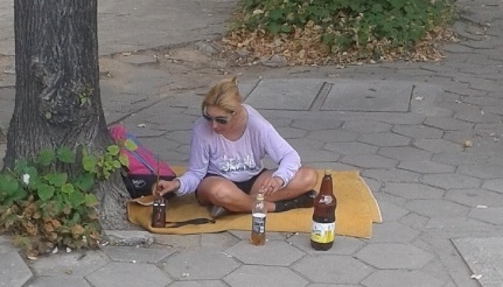 Жената си спретнала "пикник" с бира и транзистор на тротоара