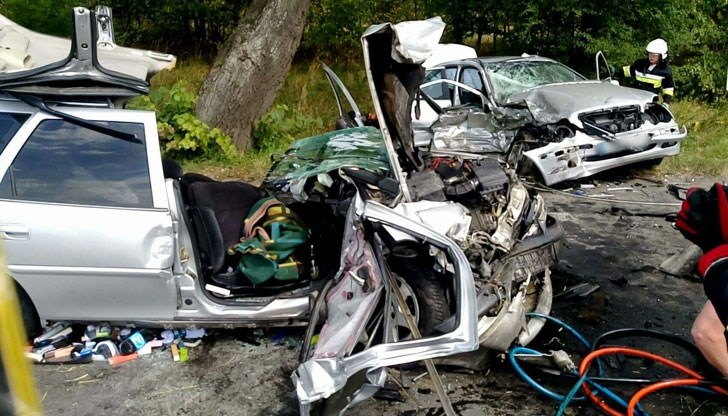 Бременна жена и мъжа й пострадаха, когато Опел-а им се разпилял на съставните си части