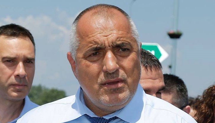 По първоначални данни огънят е обхванал площ от около 300 декара По първоначални данни огънят е обхванал площ от около 300 декара