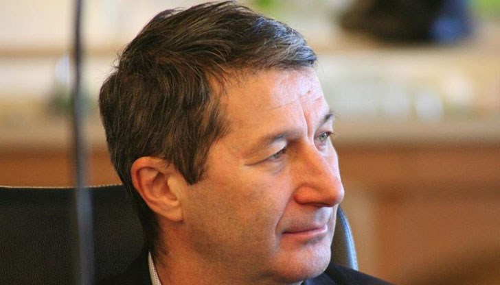 Гледам с каква радост Борисов и Радев прегръщат Макрон и изтръпвам