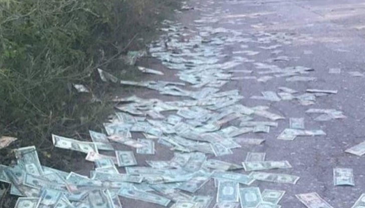 На мястото има и хора, които се опитват да събират банкноти