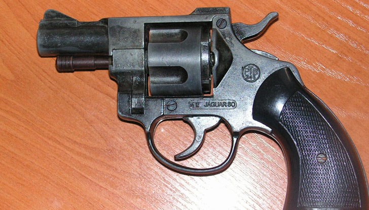 По ирония на съдбата, куршумът, ранил жената, след това рикоширал и засегнал чистачката, произвела изстрела По ирония на съдбата, куршумът, ранил жената, след това рикоширал и засегнал чистачката, произвела изстрела