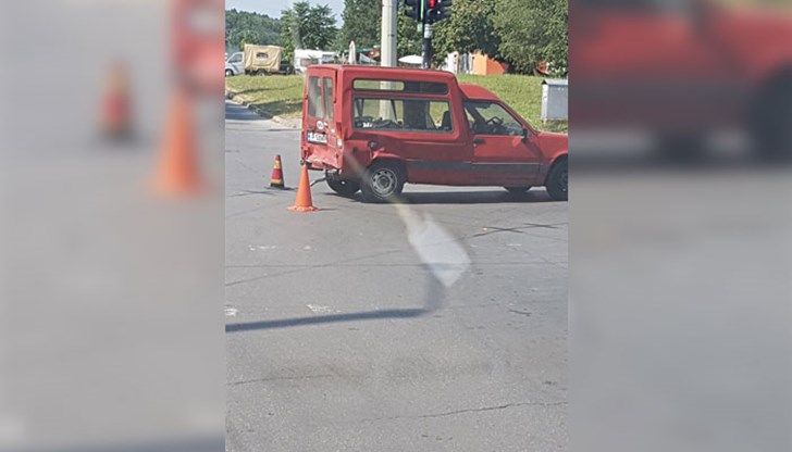На кадрите се виждат два смачкани автомобила