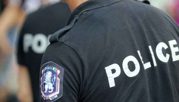 Полицейски екипи спират за проверка две лица, които отказват да си представят документите Полицейски екипи спират за проверка две лица, които отказват да си представят документите