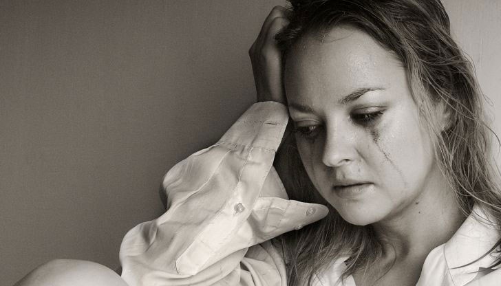 Жената разбира от видео на телефона му Жената разбира от видео на телефона му