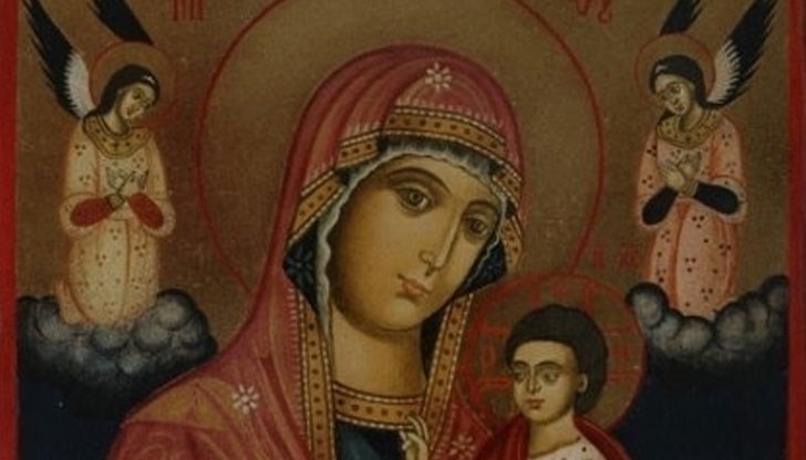 Типично за изображението в Православната църква е Божията майка да притежава върху двете си рамена и челото три звезди