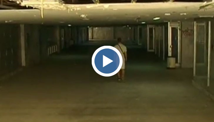 Дупки в тавана, провиснали кабели и течове заплашват живота на минувачите